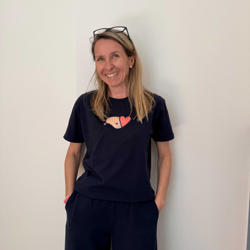 Squeaky t-shirt "World upside down but the heart as it should be"