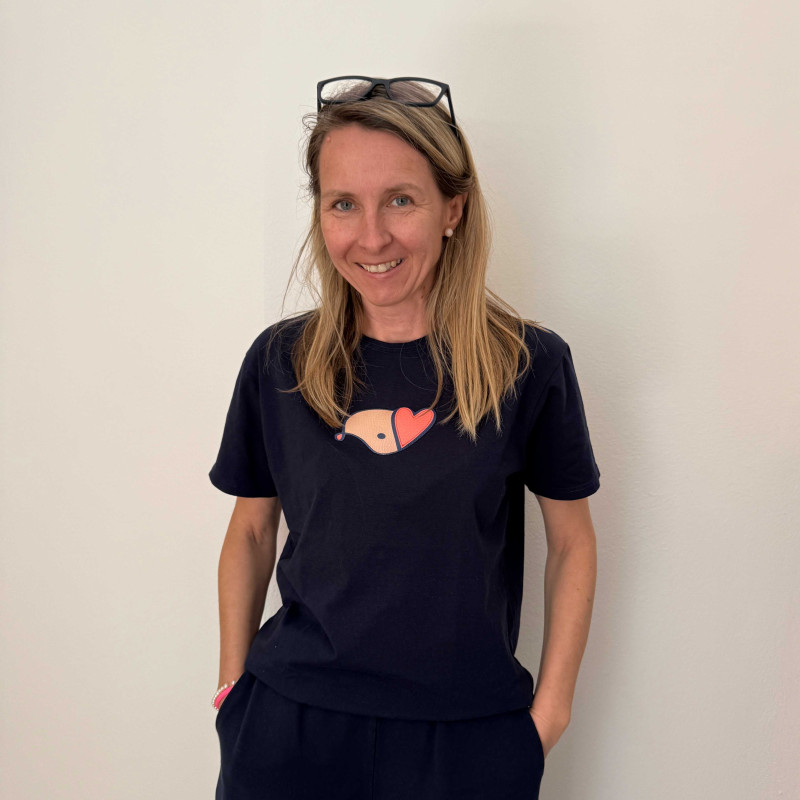 Squeaky t-shirt "World upside down but the heart as it should be"