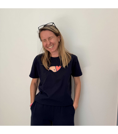 Squeaky t-shirt "World upside down but the heart as it should be"